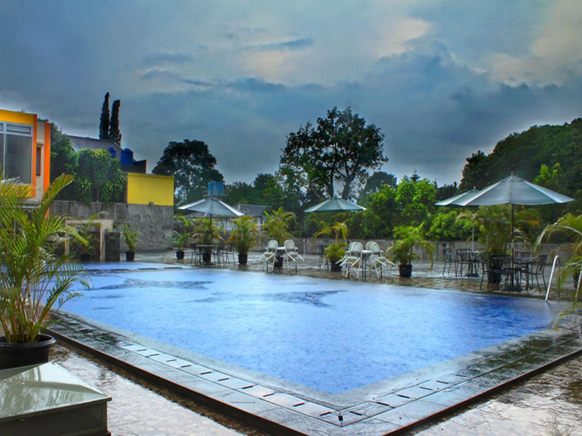 Collection O 295 Grha Ciumbuleuit Guest House Bandung Exterior foto